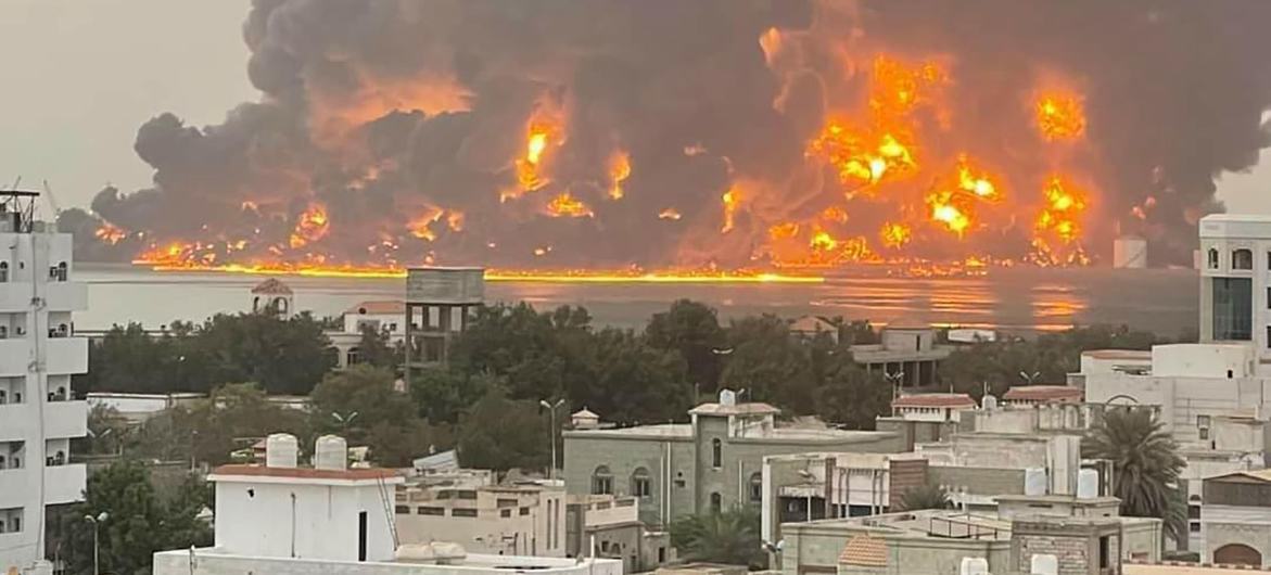 2024 年 7 月 20 日，也门荷台达一个地点冒出浓烟和火焰。