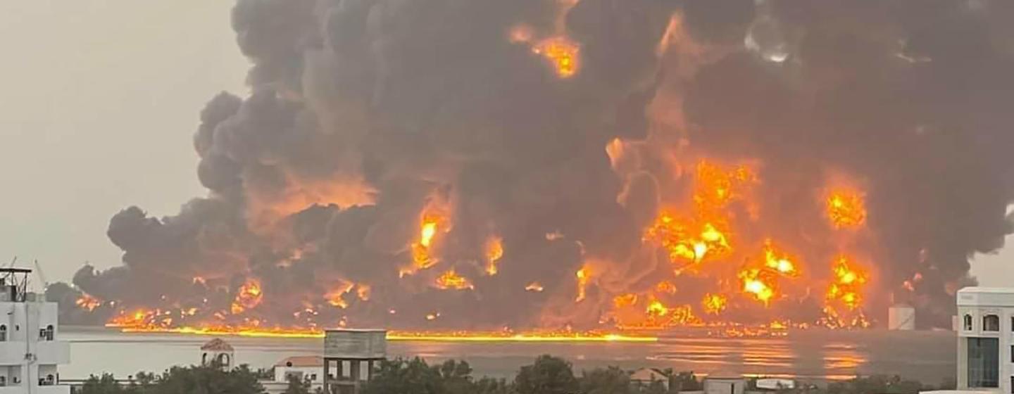 De la fumée et des flammes s'élèvent d'un site à Hodeïdah, au Yémen, le 20 juillet 2024.