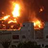 El puerto de Hudaydah, en Yemen, quedó incendiado tras el bombardeo israelí del 20 de julio pasado.