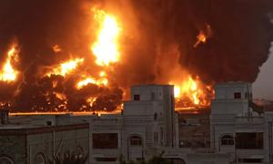 El puerto de Hudaydah, en Yemen, quedó incendiado tras el bombardeo israelí del 20 de julio pasado.