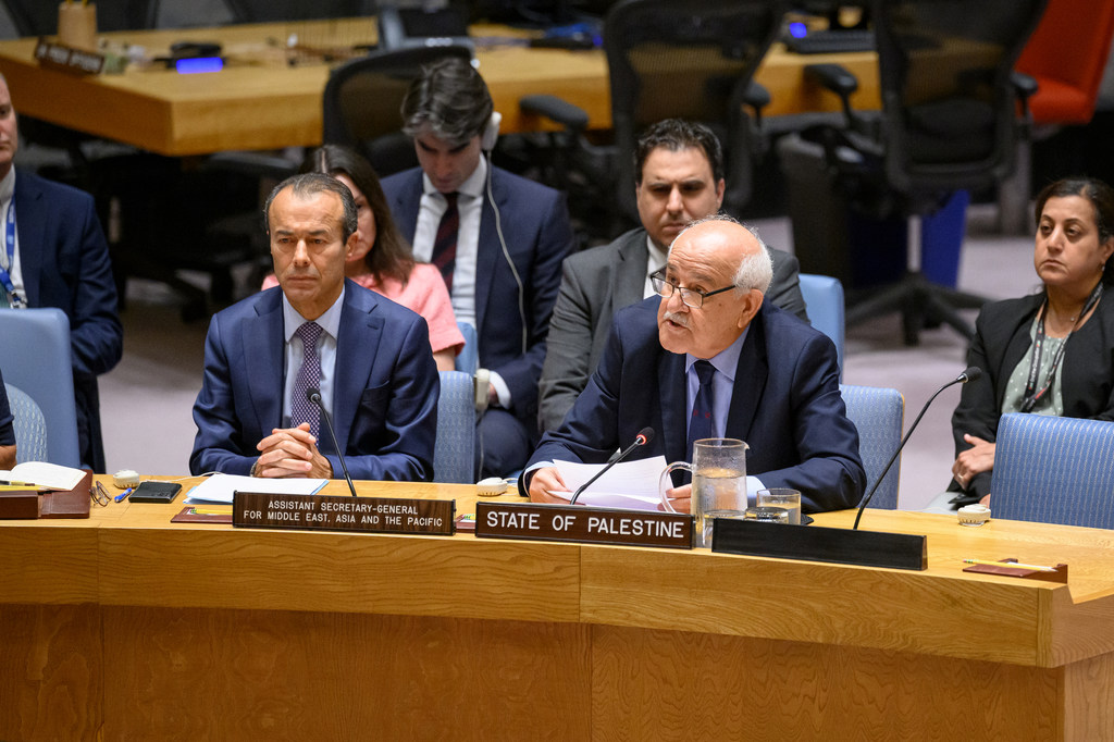 Mwakilishi wa Kudumu wa Palestina kwenye Umoja wa Mataifa Balozi Riyad Mansour akihutubia katika mkutano wa Baraza la Usalama kuhusu hali ya Mashariki ya Kati, likiwemo swali la Wapalestina.