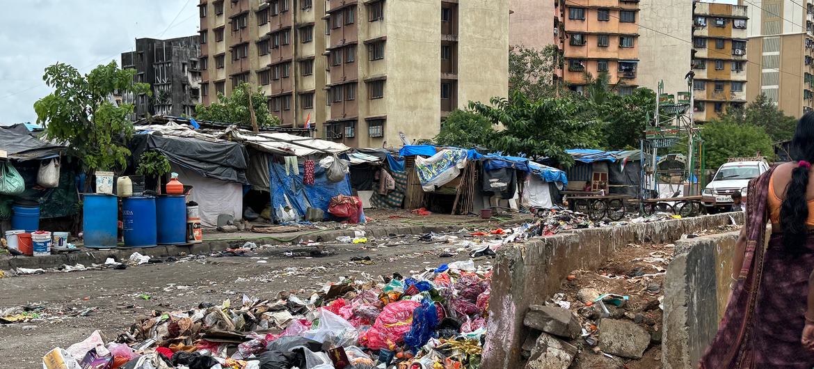 Un edificio de apartamentos en un asentamiento informal en Mumbai, India.
