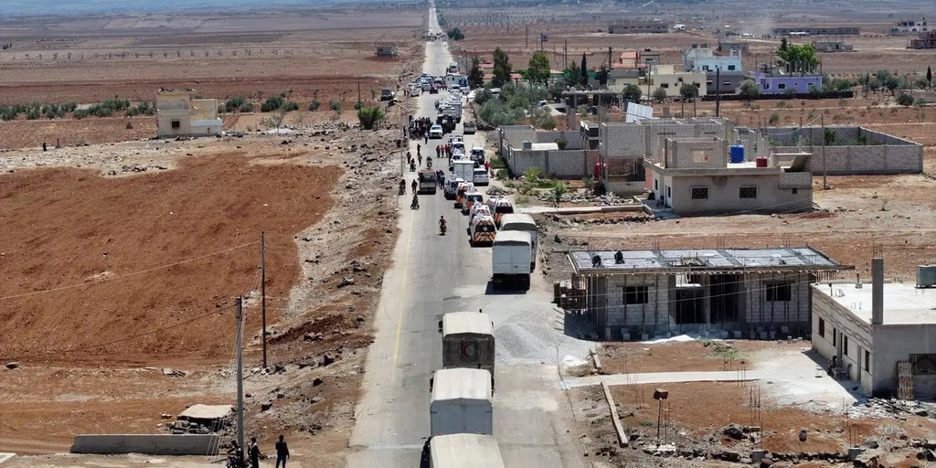 Un convoi d'aide du Croissant-Rouge arabe syrien, transportant de l'aide de l'ONU et d'autres aides, entre dans le gouvernorat d'As-Sweida, dans le sud de la Syrie, le 20 juillet 2025.