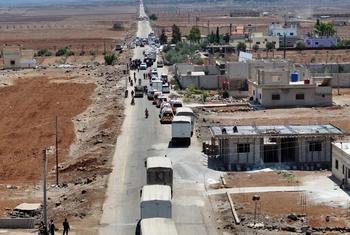Un convoi d'aide du Croissant-Rouge arabe syrien, transportant de l'aide de l'ONU et d'autres aides, entre dans le gouvernorat d'As-Sweida, dans le sud de la Syrie, le 20 juillet 2025.