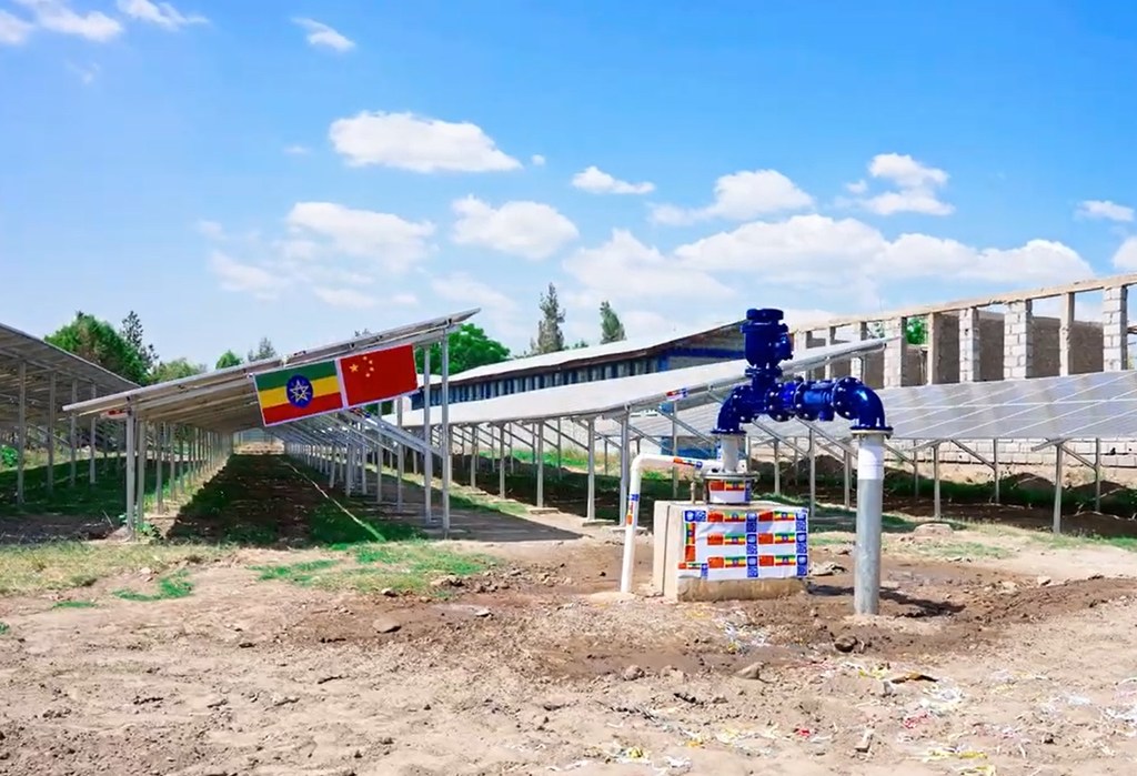 Mfumo wa kusukuma maji unaotumia nishati ya jua wenye paneli na vali ya bluu nchini Ethiopia.