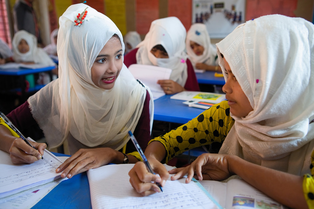 Des adolescentes rohingyas dans un centre d'apprentissage soutenu par l'UNICEF pendant leur cours d'anglais à Cox's Bazar, au Bangladesh. Des adolescentes rohingyas dans un centre d'apprentissage soutenu par l'UNICEF pendant leur cours d'anglais à Cox's Bazar, au Bangladesh.