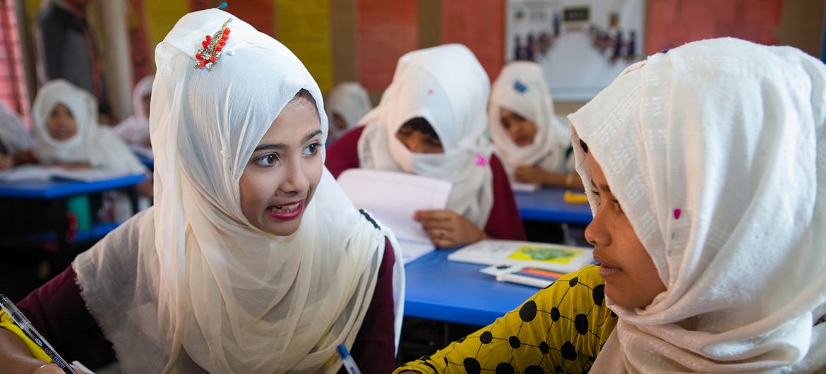 在孟加拉国的考克斯巴扎尔，罗兴亚女孩在联合国儿童基金会支持的学习中心参加英语课程的学习。