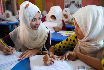 在孟加拉国的考克斯巴扎尔，罗兴亚女孩在联合国儿童基金会支持的学习中心参加英语课程的学习。