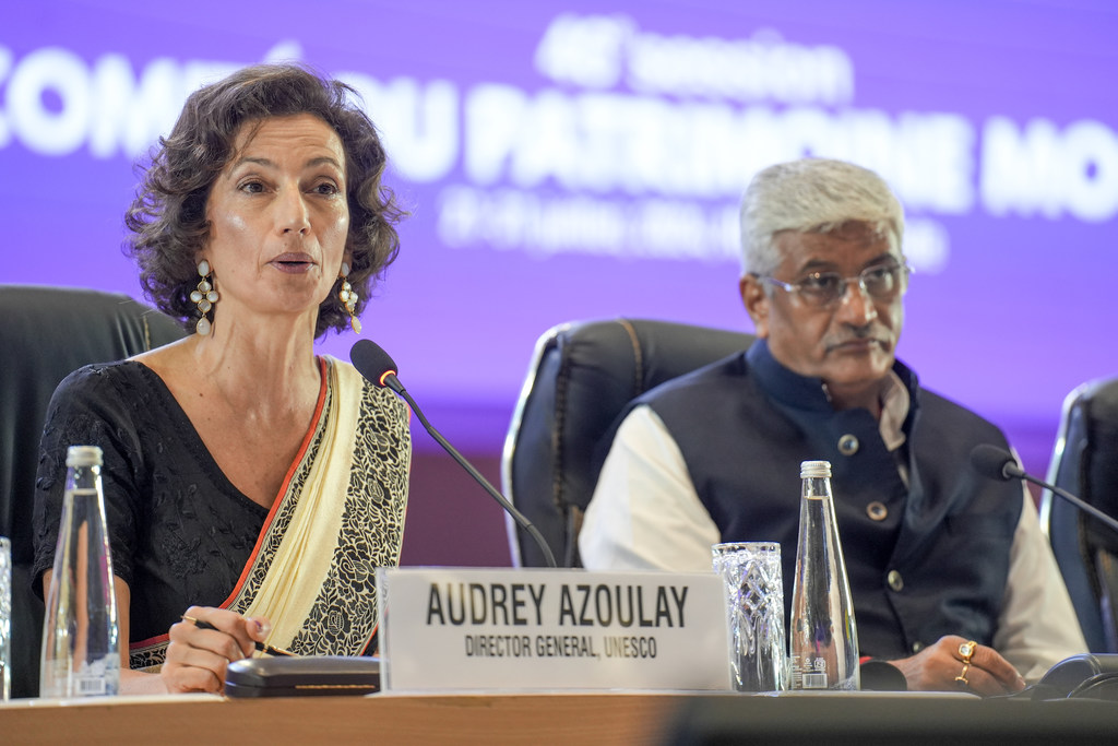 UNESCO की महानिदेशक ऑड्रे अज़ोले नई दिल्ली में विश्व धरोहर सम्मेलन के दौरान एक मंच पर बोल रही हैं।