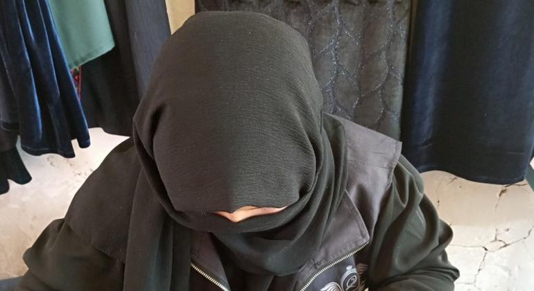बामियान के महिला नशा उपचार केन्द्र में नसरीन, अपने सम्पूर्ण उपचार और सशक्तिकरण के हिस्से के रूप में व्यावसायिक कौशल सीख रही हैं. बामियान के महिला नशा उपचार केन्द्र में नसरीन, अपने सम्पूर्ण उपचार और सशक्तिकरण के हिस्से के रूप में व्यावसायिक कौशल सीख रही हैं.