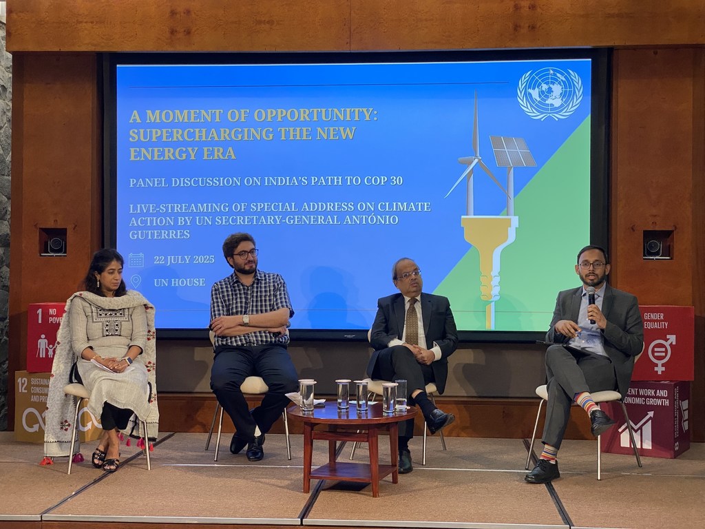 न्यूयॉर्क में UN भवन में जलवायु और ऊर्जा पर एक चर्चा में चार पैनलिस्टों ने भाग लिया।