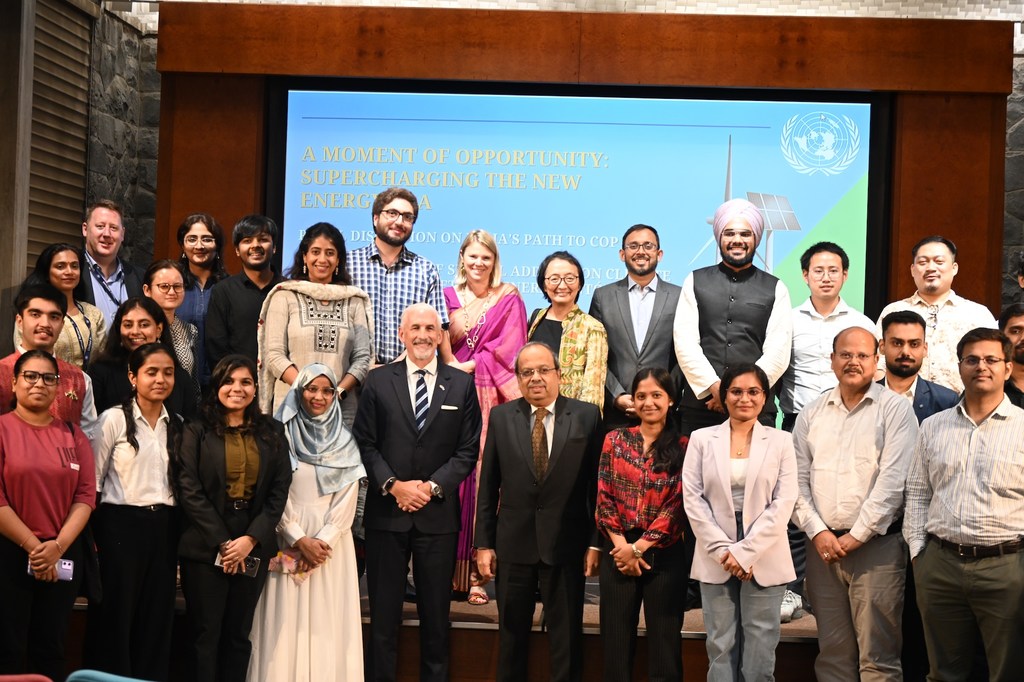 एक कार्यक्रम में UN भारत के कर्मचारियों की एक समूह तस्वीर, जिसमें रेजिडेंट कोऑर्डिनेटर शोम्बी शार्प भी शामिल हैं, युवा कार्यकर्ताओं और जलवायु कार्रवाई समूहों के साथ मौजूद हैं।