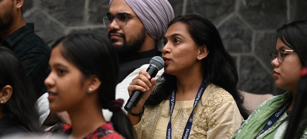 UN के जलवायु कार्यक्रम में भाग ले रही एक महिला सहित कुछ युवा भारतीय लोग भी मौजूद हैं।