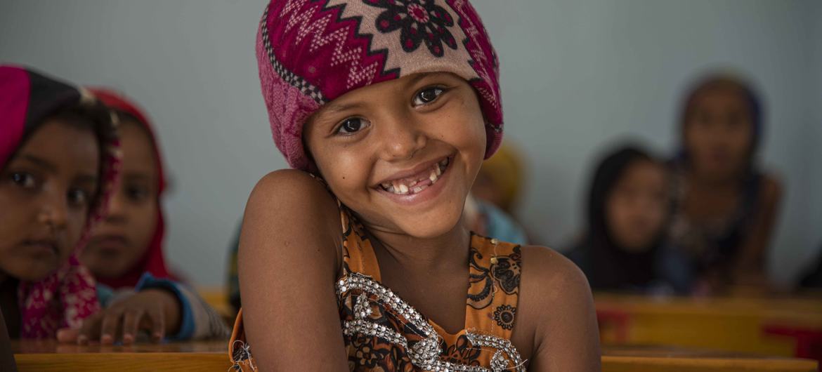 Seorang gadis muda di ruang kelasnya di Yaman, tempat program yang didanai ECW mendukung para pendidik dan siswa dengan meningkatkan akses ke pendidikan berkualitas.