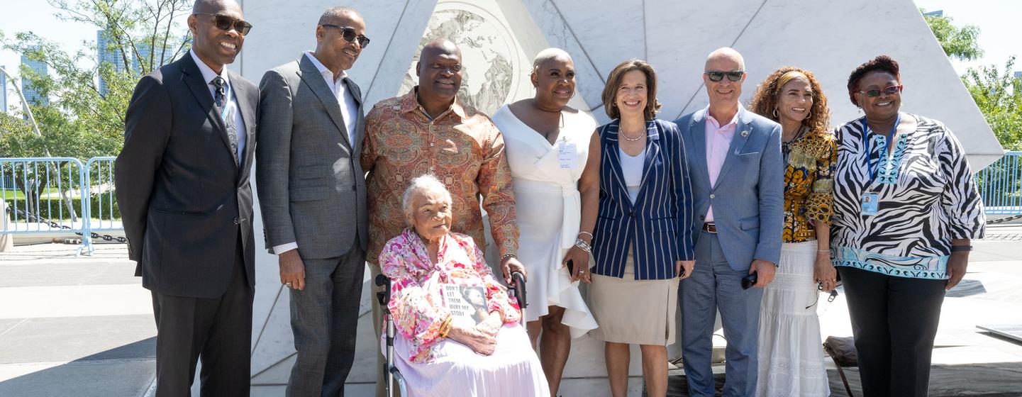 Viola Ford Fletcher visitó el Arca del Retorno con su nieto Ike Howard (tercero a la izquierda), con quien fue coautora de la historia de su vida en el libro Don't Let Them Bury My Story.