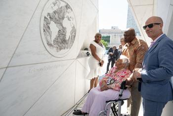 A los 109 años, Viola Fletcher, superviviente de la masacre de Tulsa, visitó el Arca del Retorno en la sede de la ONU.