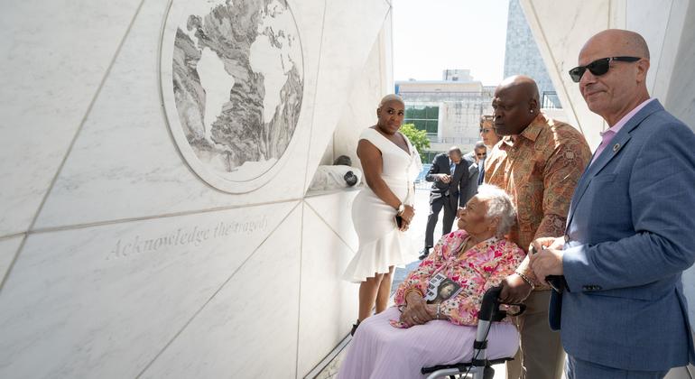 À 109 ans, Viola Ford Fletcher, la plus ancienne survivante du massacre de Tulsa, visite l'Arche du retour au Siège des Nations Unies.