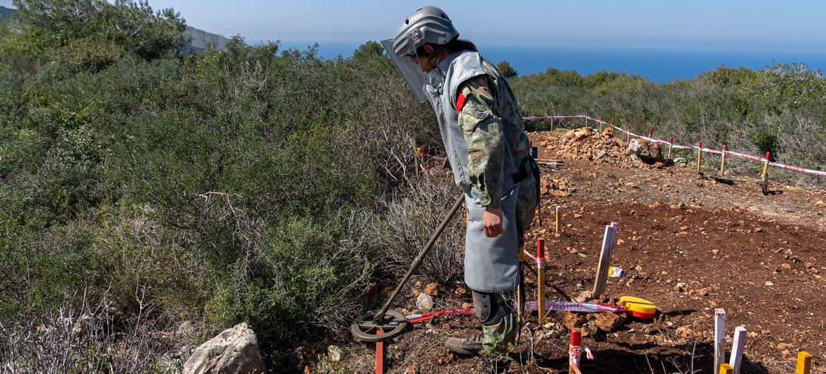 Um soldado da paz da ONU realiza trabalhos perigosos de desminagem em Rmeish, sul do Líbano