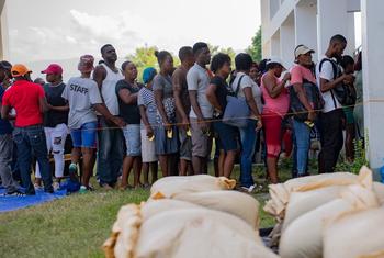 粮食署向海地居民提供食物。