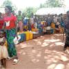 Des villageois en République centrafricaine attendent de recevoir de l'eau propre et salubre, grâce à des Casques bleus de Tanzanie.