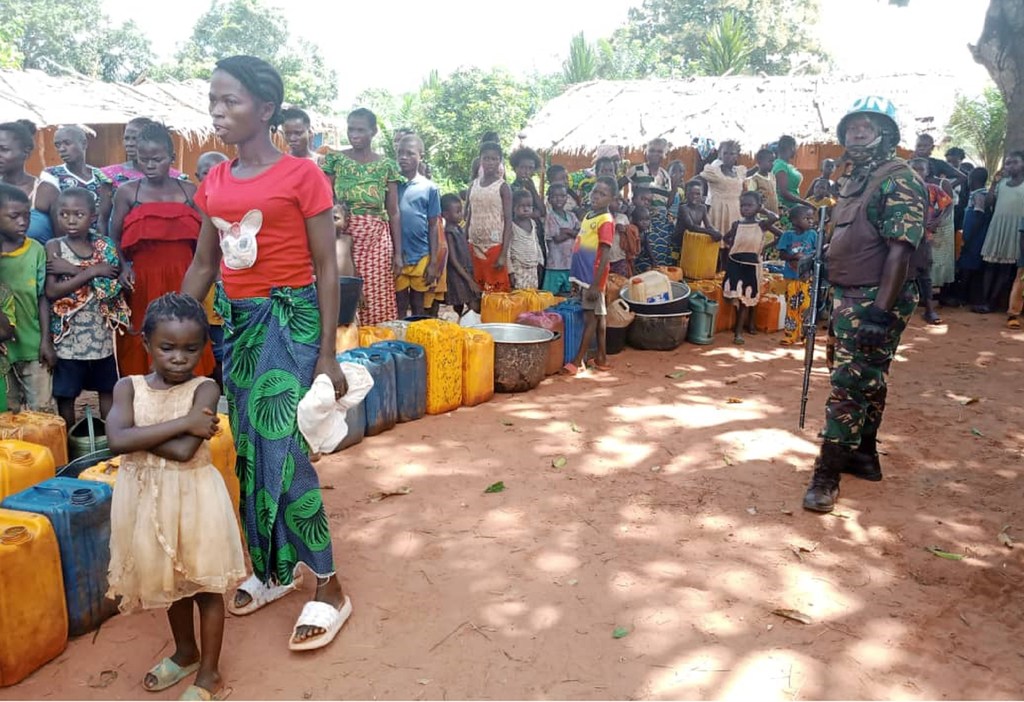 Des villageois en République centrafricaine attendent de recevoir de l'eau propre et salubre, grâce à des Casques bleus de Tanzanie.