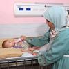 Una mujer palestina y su bebé en un hospital de Gaza
