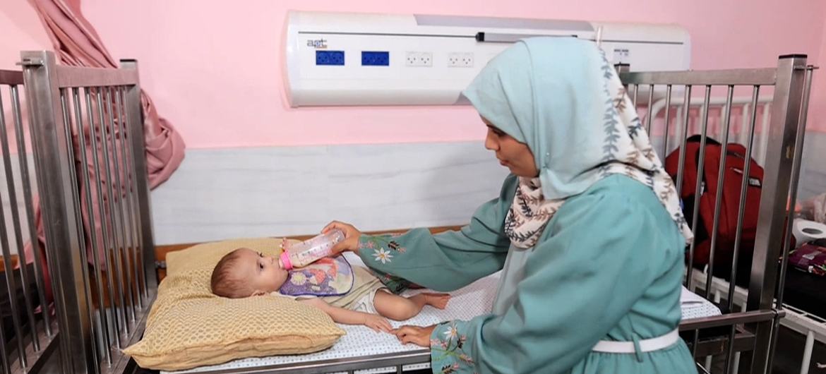 Una mujer palestina y su bebé en un hospital de Gaza