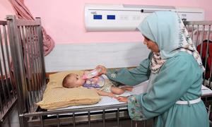 Una mujer palestina y su bebé en un hospital de Gaza