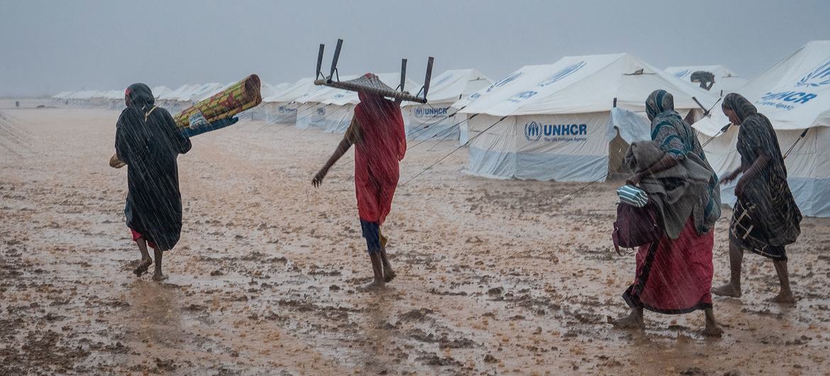 País africano também enfrenta chuvas fortes e enchentes que afetaram cerca de 317 mil pessoas 