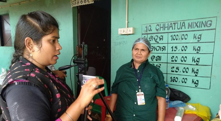 पल्लवी, ज़मीनी स्तर पर काम करने वाली महिलाओं की प्रेरक कहानियाँ प्रसारित करती हैं.