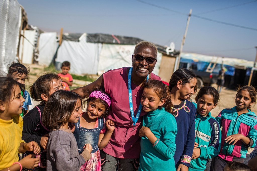 Balozi wa Mwema wa UNICEF Angelique Kidjo akishirikiana na watoto katika makazi yasiyo rasmi ya Housh el Refka, katika Bonde la Bekaa nchini Lebanon. Balozi wa Mwema wa UNICEF Angelique Kidjo akishirikiana na watoto katika makazi yasiyo rasmi ya Housh el Refka, katika Bonde la Bekaa nchini Lebanon.