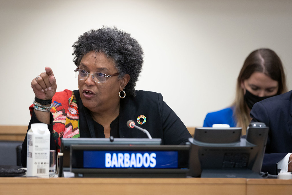 Mia Amor Mottley, Primera Ministra de Barbados, interviene en una reunión de la ONU .