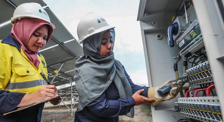 Mujeres trabajando en una planta de energía solar en Indonesia.