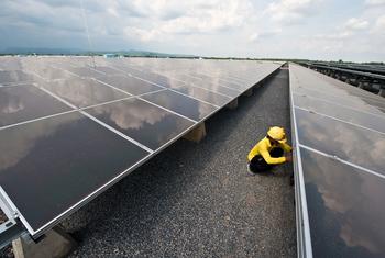 Un technicien travaille dans un site de panneaux solaires en Thaïlande.