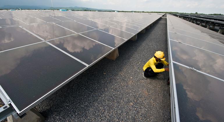 Un technicien travaille dans un site de panneaux solaires en Thaïlande.