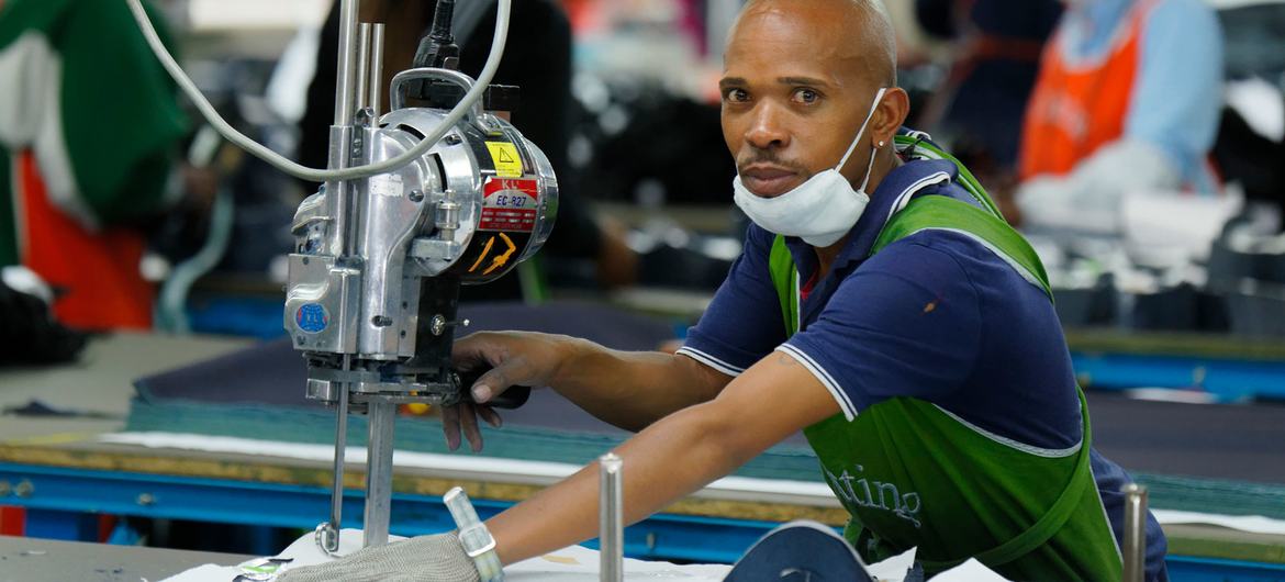 Un opérateur de coupe travaille dans une usine de vêtements au Lesotho.