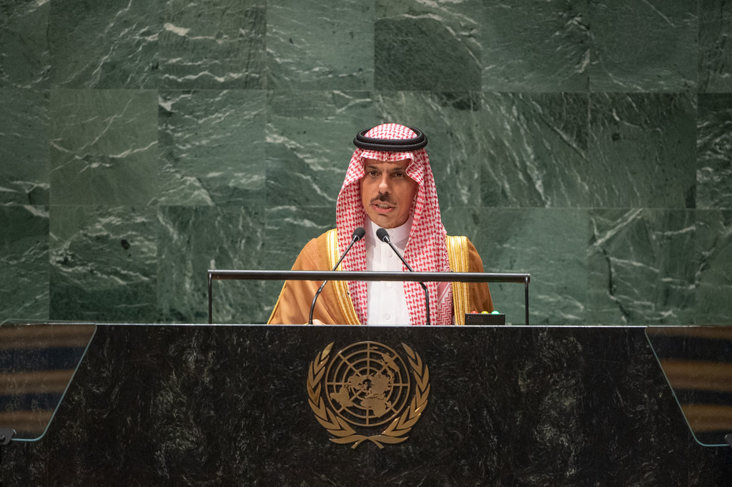 सऊदी अरब के विदेश मंत्री फ़ैसल बिन फ़रहान अल फ़ुरहान अल सऊदी, 78वीं यूएन महासभा की उच्च स्तरीय जनरल डिबेट को सम्बोधित करते हुए (23 सितम्बर 2023).