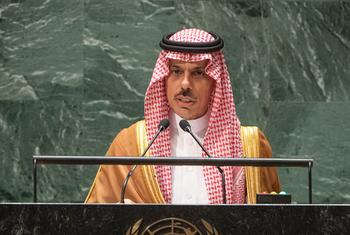 सऊदी अरब के विदेश मंत्री फ़ैसल बिन फ़रहान अल फ़ुरहान अल सऊदी, 78वीं यूएन महासभा की उच्च स्तरीय जनरल डिबेट को सम्बोधित करते हुए (23 सितम्बर 2023).