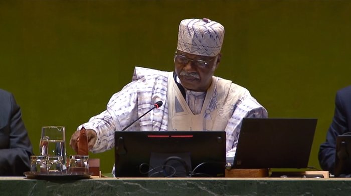 Philemon Yang, Rais wa Baraza Kuu, atangaza kufungwa kwa Mkutano wa Kilele wa Wakati Ujao kutoka jukwaani.