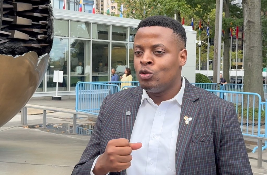 Humphrey Mrema, mwakilishi wa vijana kutoka Tanzania, akizungumza na Huduma ya Habari za UN wakati wa Mkutano wa Baadaye huko New York.