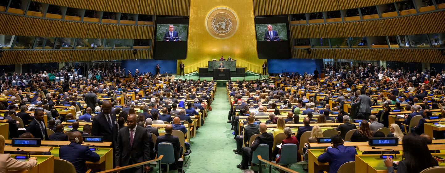 Le Secrétaire général de l’ONU, António Guterres (à l’écran), prononce un discours à l’ouverture du débat général de la 80e session de l’Assemblée générale.