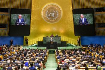 Le Secrétaire général de l’ONU, António Guterres (à l’écran), prononce un discours à l’ouverture du débat général de la 80e session de l’Assemblée générale.