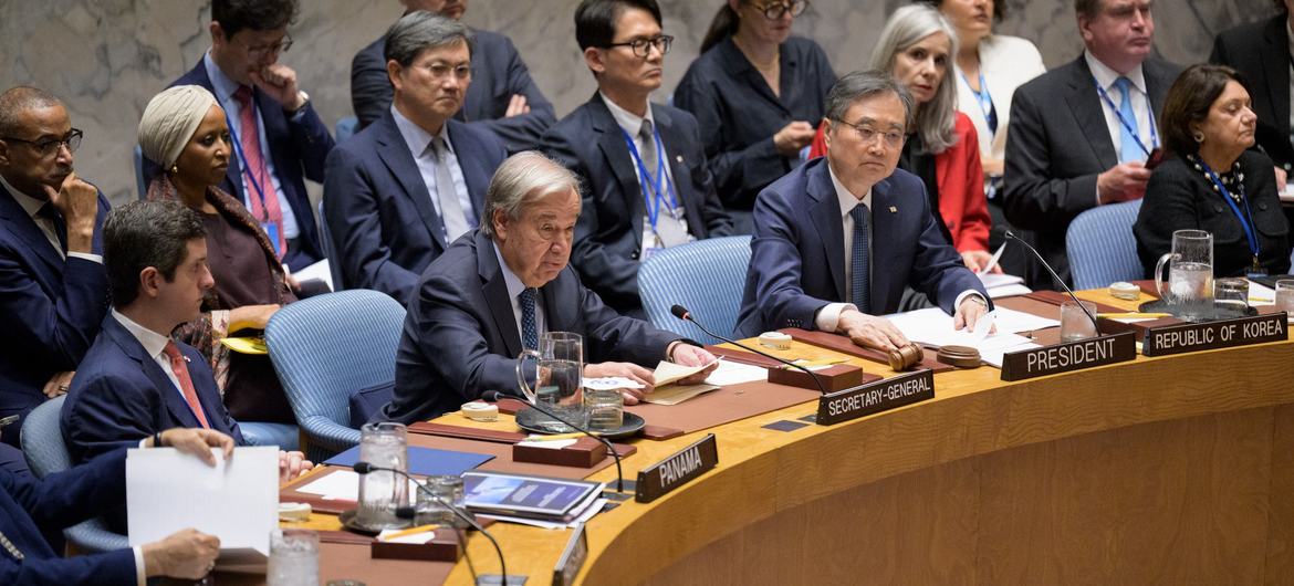 Secretary-General António Guterres (second from left) addresses the Security Council meeting on the conflict in Gaza.