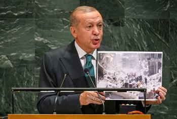 الرئيس التركي رجب طيب أردوغان أثناء إلقاء كلمته في المناقشة العامة للدورة الثمانين للجمعية العامة للأمم المتحدة.