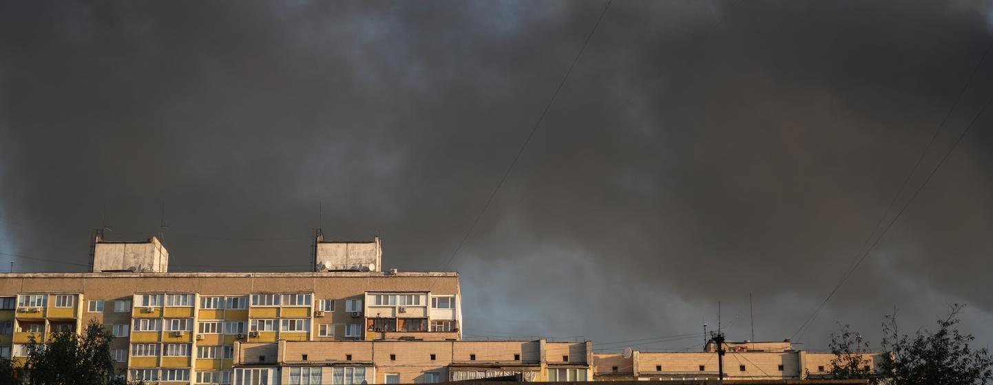 Une épaisse fumée noire remplit le ciel au-dessus d'immeubles résidentiels de Kiev après qu'une frappe de drone a mis le feu à un immeuble de neuf étages dans le quartier.