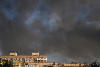 Густой черный дым над жилыми домами в Киеве после того, как в результате удара беспилотника в этом районе произошел пожар.