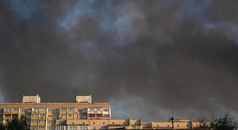 Un espeso humo negro llena el cielo de los edificios residenciales de Kiev después de que un ataque con dron prendiera fuego a un bloque de nueve plantas en el barrio.