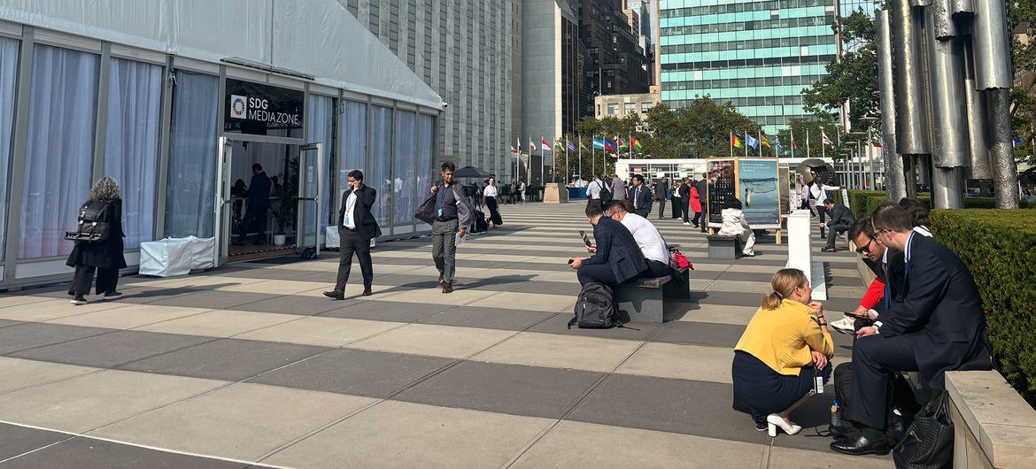 Делегаты на территории штаб-квартиры ООН в Нью-Йорке.