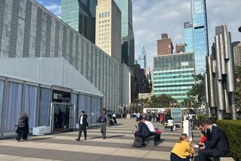 代表们聚集在联合国总部的可持续发展目标媒体区外。