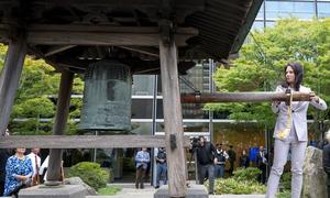 La presidenta de la Asamblea General Annalena Baerbock toca la campana de la paz, un llamado a los líderes de Estado a diálogar y buscar la solución a las crisis de forma pacífica.